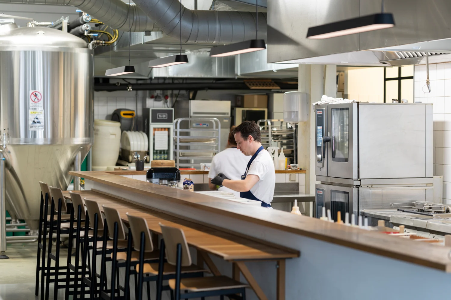 Дизайн интерьера кафе с мебелью от Muuto 11