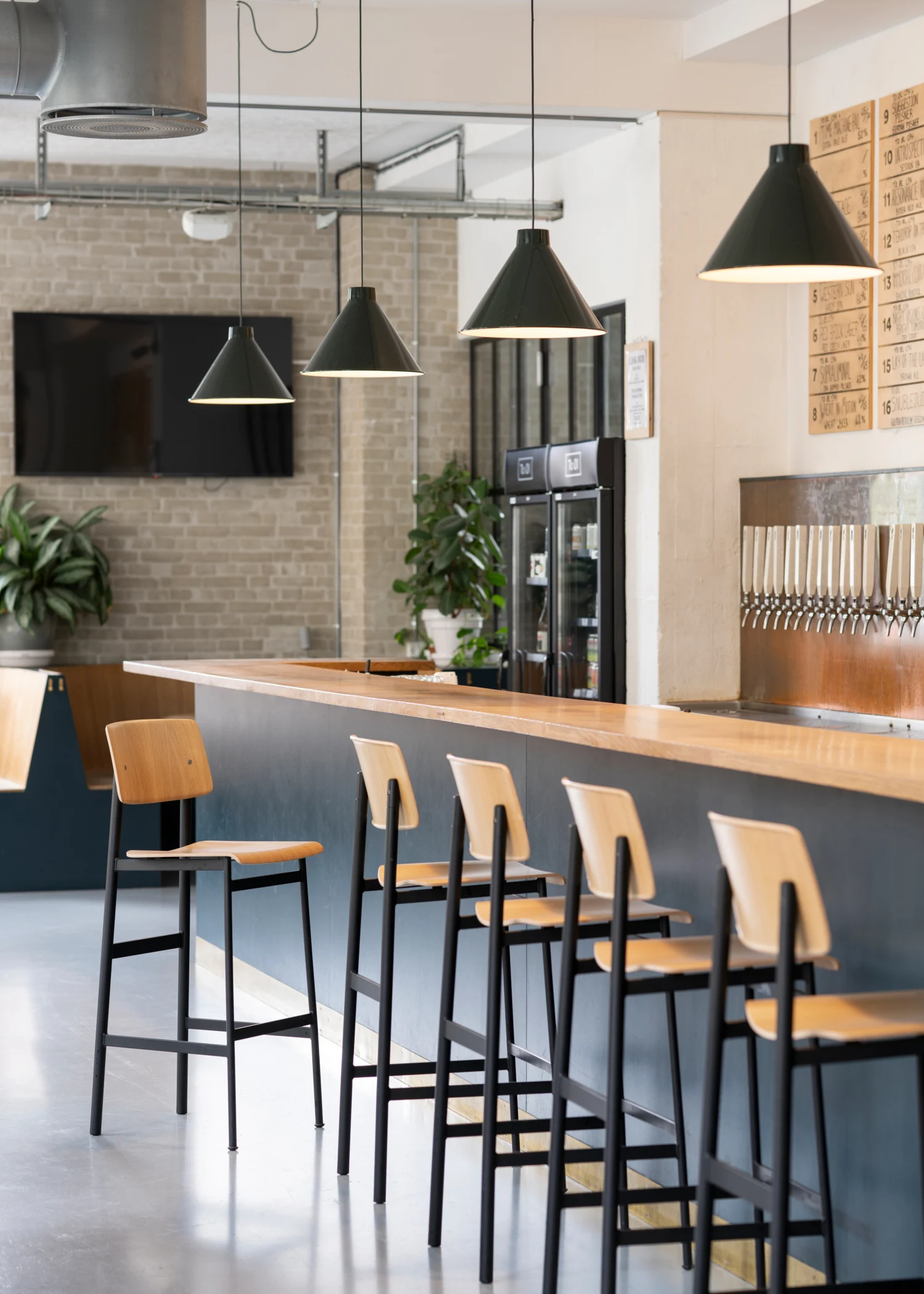 Дизайн интерьера кафе с мебелью от Muuto 3