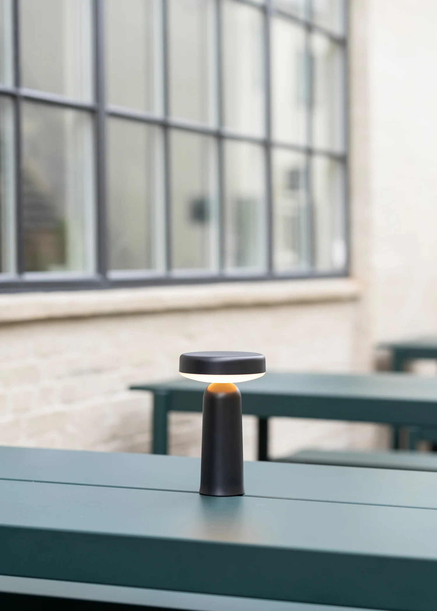 Дизайн интерьера кафе с мебелью от Muuto 8