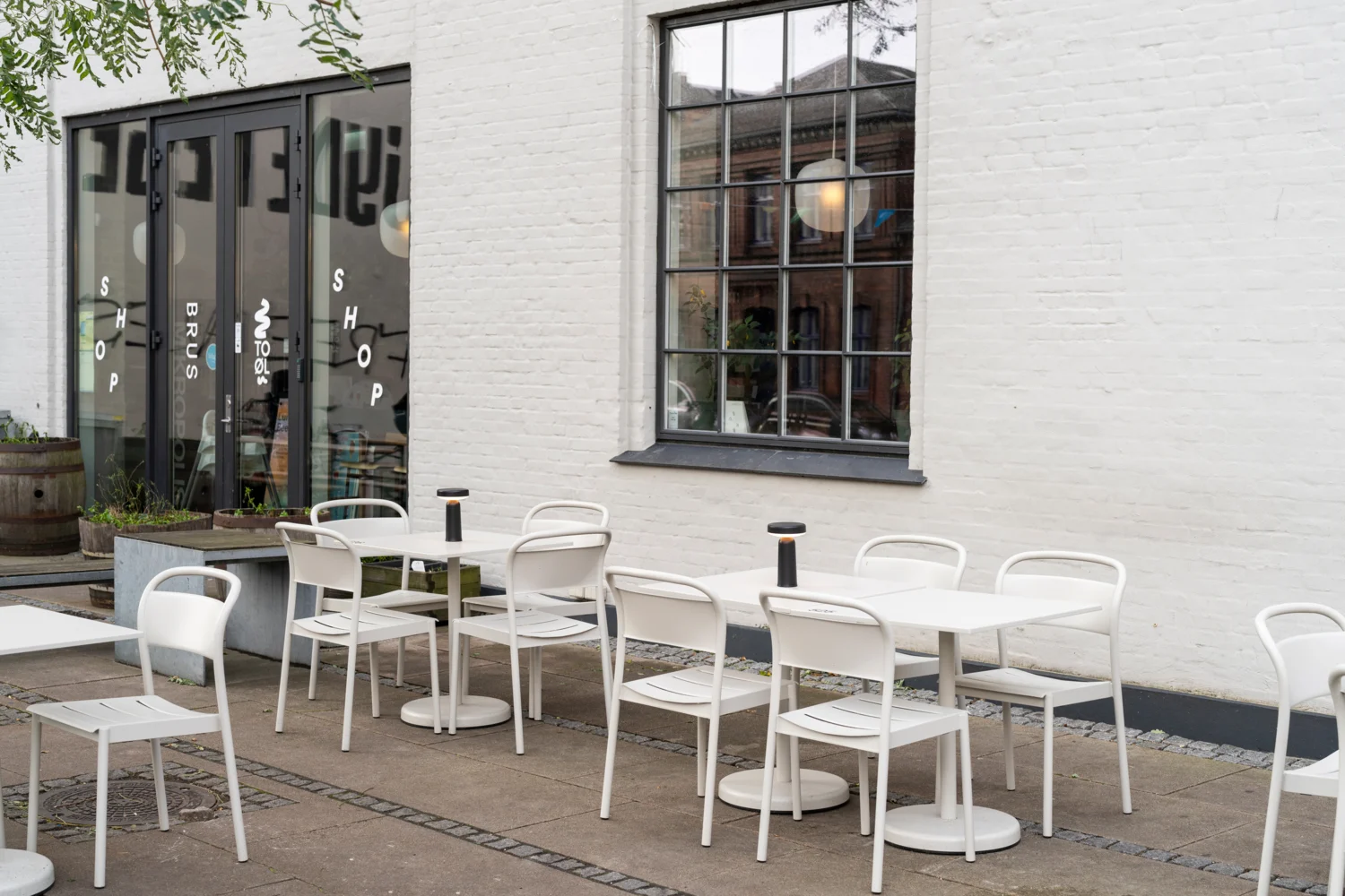 Дизайн интерьера кафе с мебелью от Muuto 9