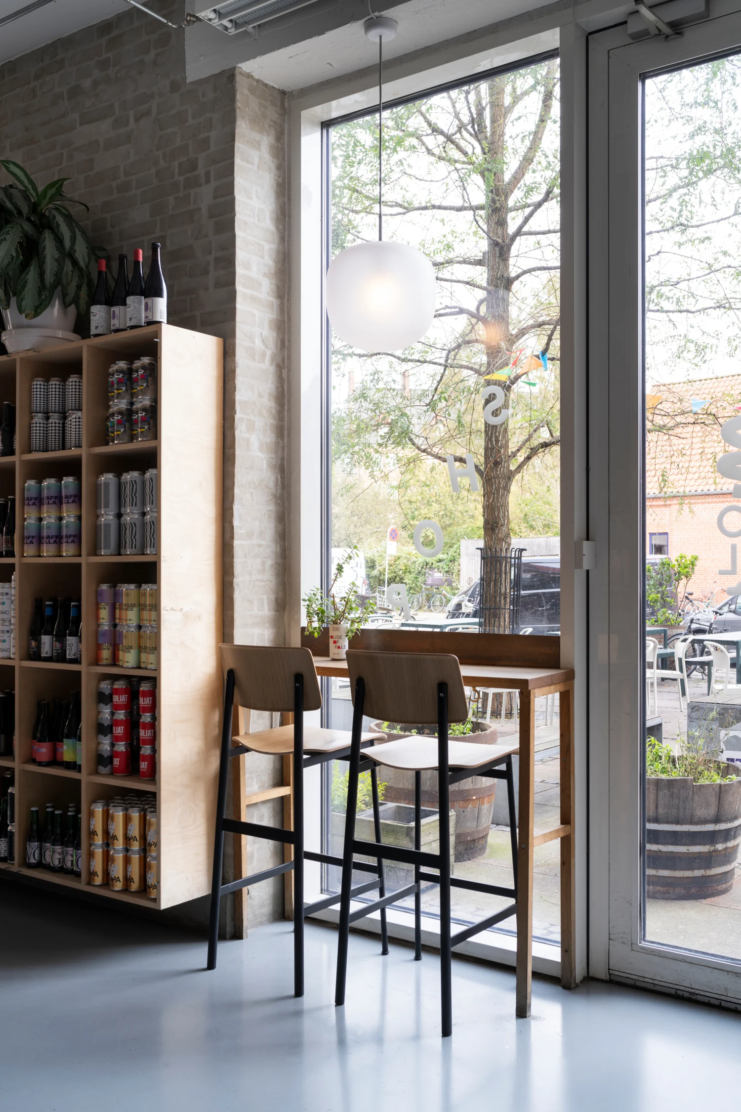 Дизайн интерьера кафе с мебелью от Muuto 10